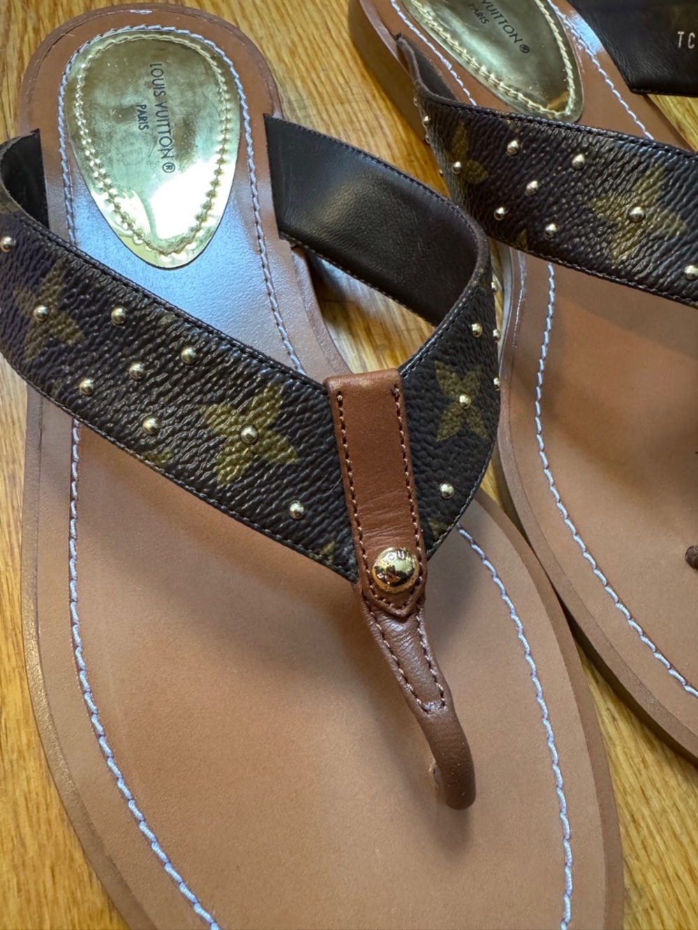 LOUIS VUITTON
Monogram Sunny Flat Thong Sandal - Picture 3 of 6